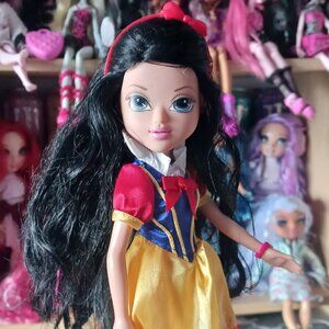 Moxie Girlz Merin as snow white doll